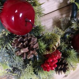Samuel Alexander Premier 45cm Indoor / Outdoor Christmas Wreath Decoration - Red & Green - thumbnail 4