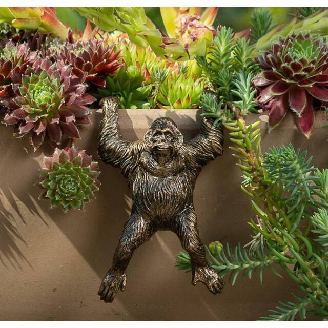 Jardinopia Orangutan Plant Pot Hanger - L11.5 x W7 x H5.5 cm in Bronze - image 1