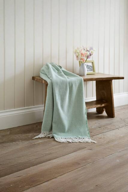 The Lyndon Company Arcadia Throw Supersoft 470gsm Jacquard Throw in Green - Size: 130 cm x 170 cm - image 1