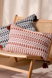 The Linen Yard Ganado Woven Tasselled Cushion in Red - Size: 40 cm x 60 cm - thumbnail 3