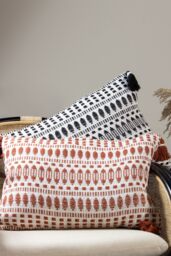 The Linen Yard Ganado Woven Tasselled Cushion in Red - Size: 40 cm x 60 cm - thumbnail 4