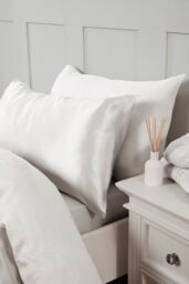 Silky Silks 100% Mulberry Silk Standard Pillowcase in White - Size: Standard Pillow Case - thumbnail 1