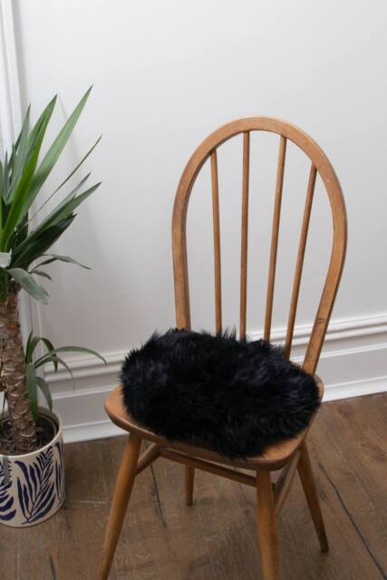 Native Natural Sheepskin Chair Pad Round Black - Size: 35 cm x 35 cm - image 1