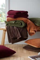 Catherine Lansfield 'So Soft Velvet Boucle' Blanket Throw in Olive - Size: 130 cm x 170 cm - thumbnail 6
