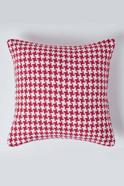 Homescapes Houndstooth 100% Cotton Cushion Cover in Red - Size: 60 cm x 60 cm - image 1