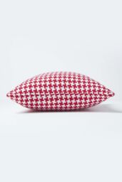 Homescapes Houndstooth 100% Cotton Cushion Cover in Red - Size: 60 cm x 60 cm - thumbnail 2
