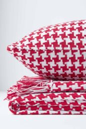 Homescapes Houndstooth 100% Cotton Cushion Cover in Red - Size: 60 cm x 60 cm - thumbnail 5