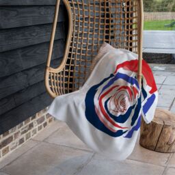 Benjamin Tate Design Red & Blue Rose Blanket in Natural - Size: 120 cm x 150 cm - thumbnail 4