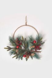 Homescapes Round Metal Hoop Traditional Christmas Wreath in Green