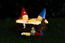 Marco Paul Solar Light Bathtub Gnome Garden Ornament - thumbnail 4