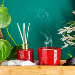 Nicola Spring Wild Fig & Cassis Candle & Diffuser Gift Set - 350g Jar + 200ml Diff in Red - thumbnail 8