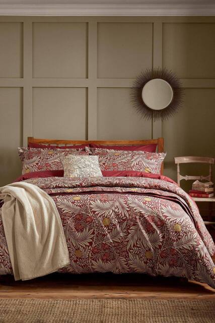 Morris & Co 'Larkspur' Cotton Percale Duvet Cover Set in Red - Size: King - image 1