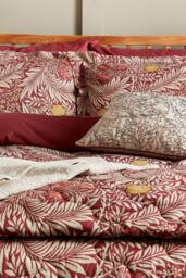 Morris & Co 'Larkspur' Cotton Percale Duvet Cover Set in Red - Size: King - thumbnail 2
