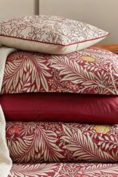 Morris & Co 'Larkspur' Cotton Percale Duvet Cover Set in Red - Size: King - thumbnail 3