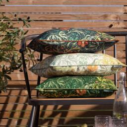 Morris & Co Seaweed Printed Piped Outdoor Cushion in Indigo - Size: 50 cm x 50 cm - thumbnail 5
