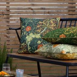 Morris & Co Seaweed Printed Piped Outdoor Cushion in Indigo - Size: 50 cm x 50 cm - thumbnail 6