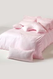 Homescapes Egyptian Cotton Super Soft V Shaped Pillowcase 330 TC in Pink - thumbnail 5