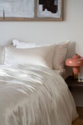 Soak&Sleep Ivory Pure Mulberry Silk 30cm Fitted Sheet - Size: Super King Fitted - thumbnail 2