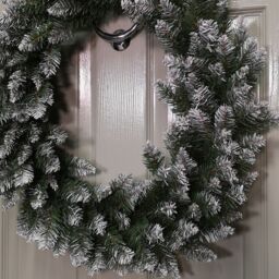 Samuel Alexander 60cm Snow Tip Christmas Wreath with 160 Bullet Tips in Green - thumbnail 4