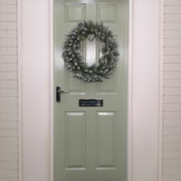Samuel Alexander 60cm Snow Tip Christmas Wreath with 160 Bullet Tips in Green - thumbnail 2