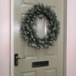 Samuel Alexander 60cm Snow Tip Christmas Wreath with 160 Bullet Tips in Green - thumbnail 3