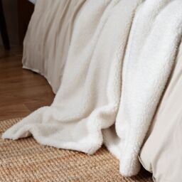 Yard Olann Faux Shearling Throw in Ecru - Size: 130 cm x 180 cm - thumbnail 2