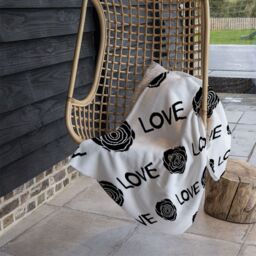 Benjamin Tate Design Rose & Love Print Blanket in Natural - Size: 120 cm x 150 cm - thumbnail 4