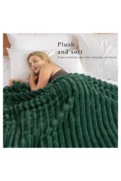 Dyzi Supersoft Ribbed Fleece Throw Blanket for Couch & Bed - Cozy Jacquard Home Blanket in Dark Green - Size: 150 cm x 200 cm - thumbnail 3