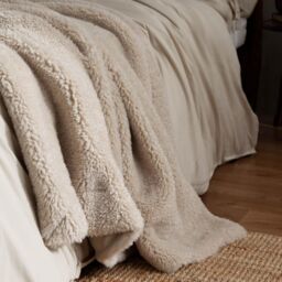 Yard Olann Faux Shearling Throw in Natural - Size: 130 cm x 180 cm - thumbnail 2