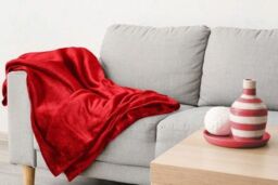 New Edge Blinds Plush Collection Flannel Fleece Super Soft Throw in Red - Size: 127 cm x 152 cm - thumbnail 3