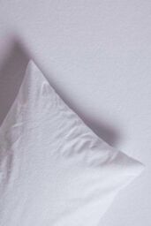 Homescapes Waterproof Terry Towelling Mattress Protector in White - Size: Double - thumbnail 4