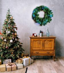 Shatchi 55cm Prelit Alaskan Pine Green Christmas Wreath - thumbnail 2