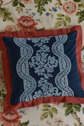 Sanderson 'Aubrey & Hykenham' Cotton Cushion in Indigo - Size: 45 cm x 45 cm - thumbnail 2