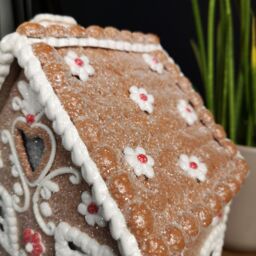 Samuel Alexander 24cm Battery Operated Light up Christmas Gingerbread House Chalet with LEDs - thumbnail 4