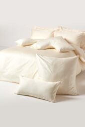 Homescapes V Shaped Pillowcase Sateen Cotton 400 Thread Count in Cream - thumbnail 5
