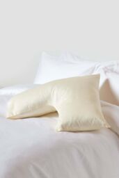 Homescapes V Shaped Pillowcase Sateen Cotton 400 Thread Count in Cream - thumbnail 2
