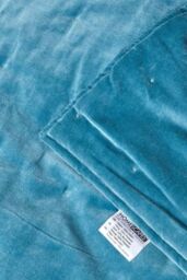 Homescapes Velvet Quilted Throw 100% Cotton, Soft & Luxurious Blanket in Blue - Size: 125 cm x 150 cm - thumbnail 6