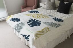 Benjamin Tate Design Gold Glitter & Navy Leaves Blanket in Natural - Size: 120 cm x 150 cm - thumbnail 3