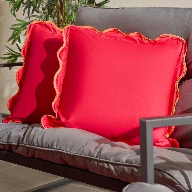 OHS 2 x Scallop Edge Garden Cushion Covers Outdoor Water Resistant in Bright Pink - Size: 45 cm x 45 cm - image 1