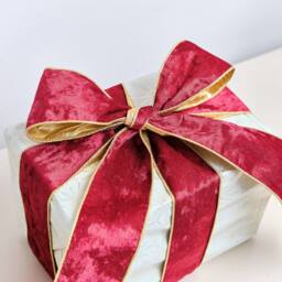 Melody Maison Large Red & Gold Velvet Wired Ribbon - 270cm (2.7m / 106.3') - thumbnail 4