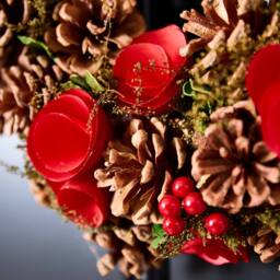 Dibor 35cm Red Berries & Roses Christmas Wreath with Deer Wreath Hanger - thumbnail 3