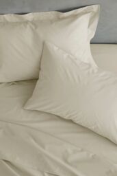 Catherine Lansfield 'Easy Iron Percale' Combed Polycotton 35cm Depth Sheet in Cream - Size: Double Fitted - thumbnail 3