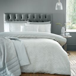 Portfolio Home Antibes Chevron Waves Duvet Cover Set Quilt with Pillowcase in Silver - Size: King