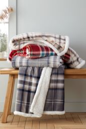 Catherine Lansfield 'Cosy Kelso Check' Blanket Throw in Natural - Size: 130 cm x 170 cm - thumbnail 4