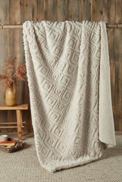 Fusion 'Geo Fleece' Fleece & Sherpa Throw in Natural - Size: 43 cm x 43 cm - image 1