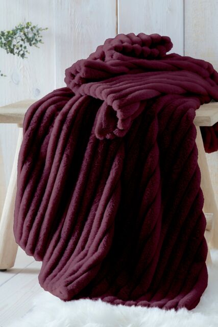 Appletree 'Morritz' Faux Fur Throw in Burgundy - Size: 130 cm x 180 cm - image 1
