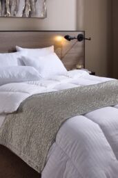 Snuggledown Hotel Soft & Cosy 7.5 Tog Summer Duvet - Lightweight, Breathable, Deep Filled Duvet in White - Size: Double - thumbnail 1