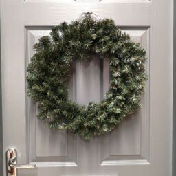 Samuel Alexander 47cm Plain Green Woodcote Spruce Hanging Christmas Wreath - thumbnail 1