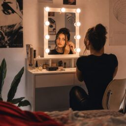 Harbour Housewares Wooden Dressing Table with LED Lights - White - thumbnail 9
