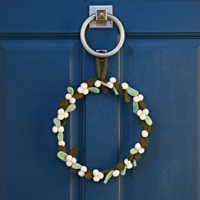 Paper High Felt Mistletoe Christmas Wreath in Green - image 1